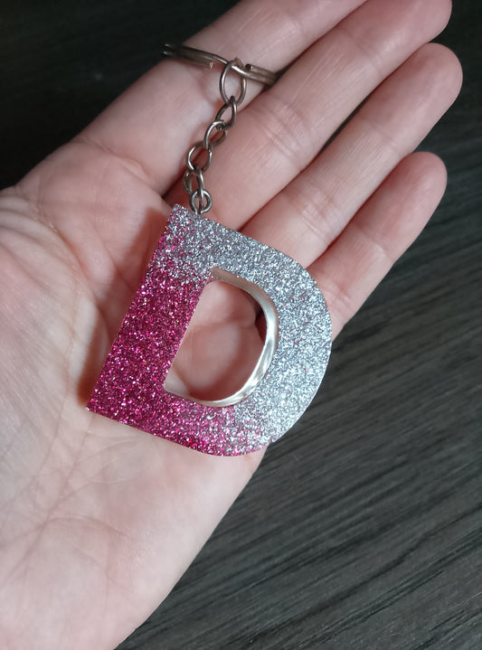 porte clé D gris et rose