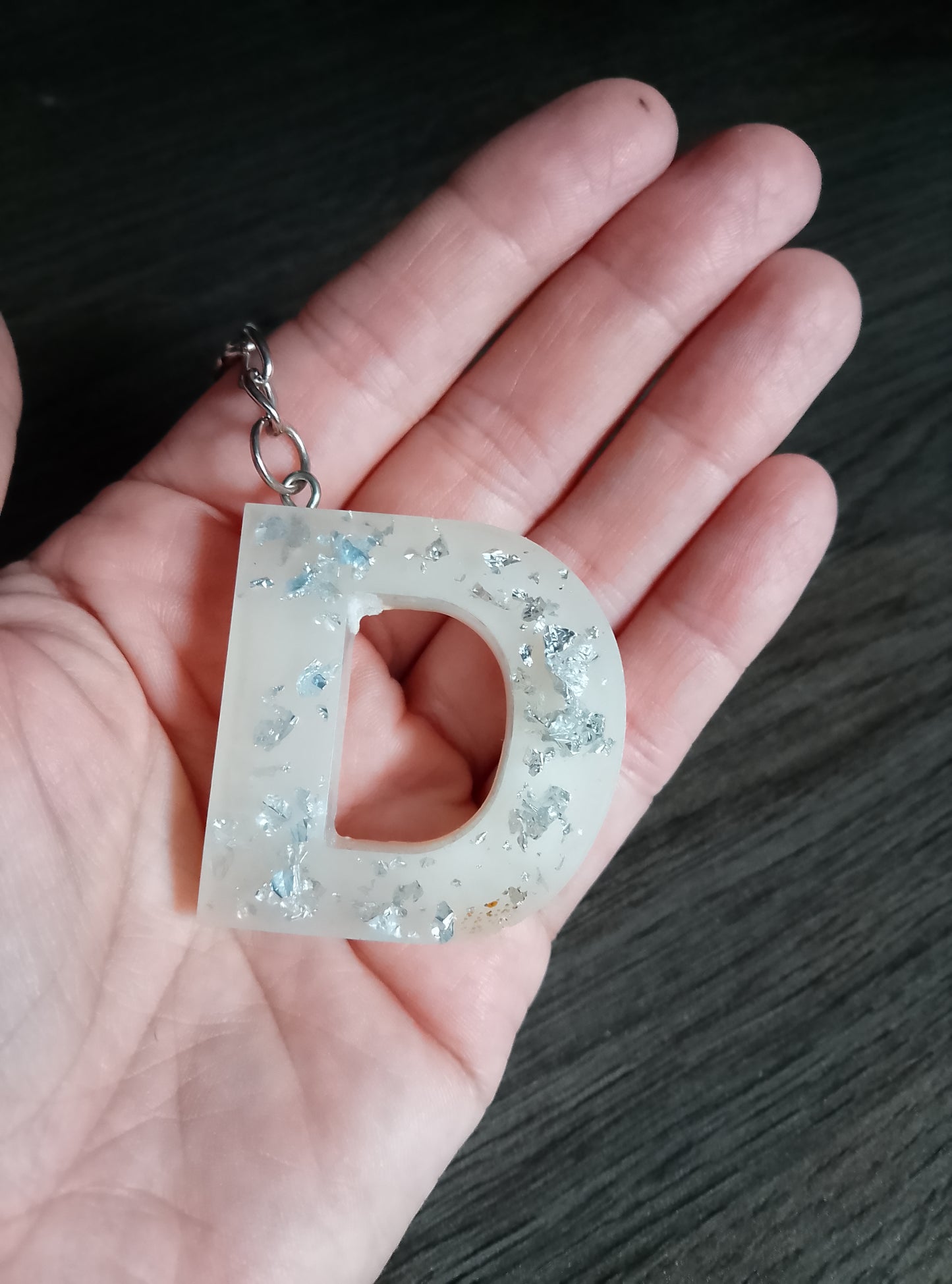porte clé D blanc argent