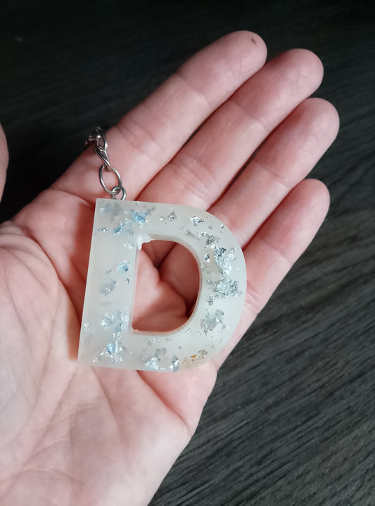 porte clé D blanc argent